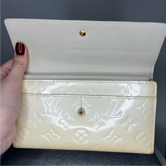 Louis Vuitton Sarah Patent
Leather Wallet  full enclosure : box  and dust bag - Picture 9 of 11